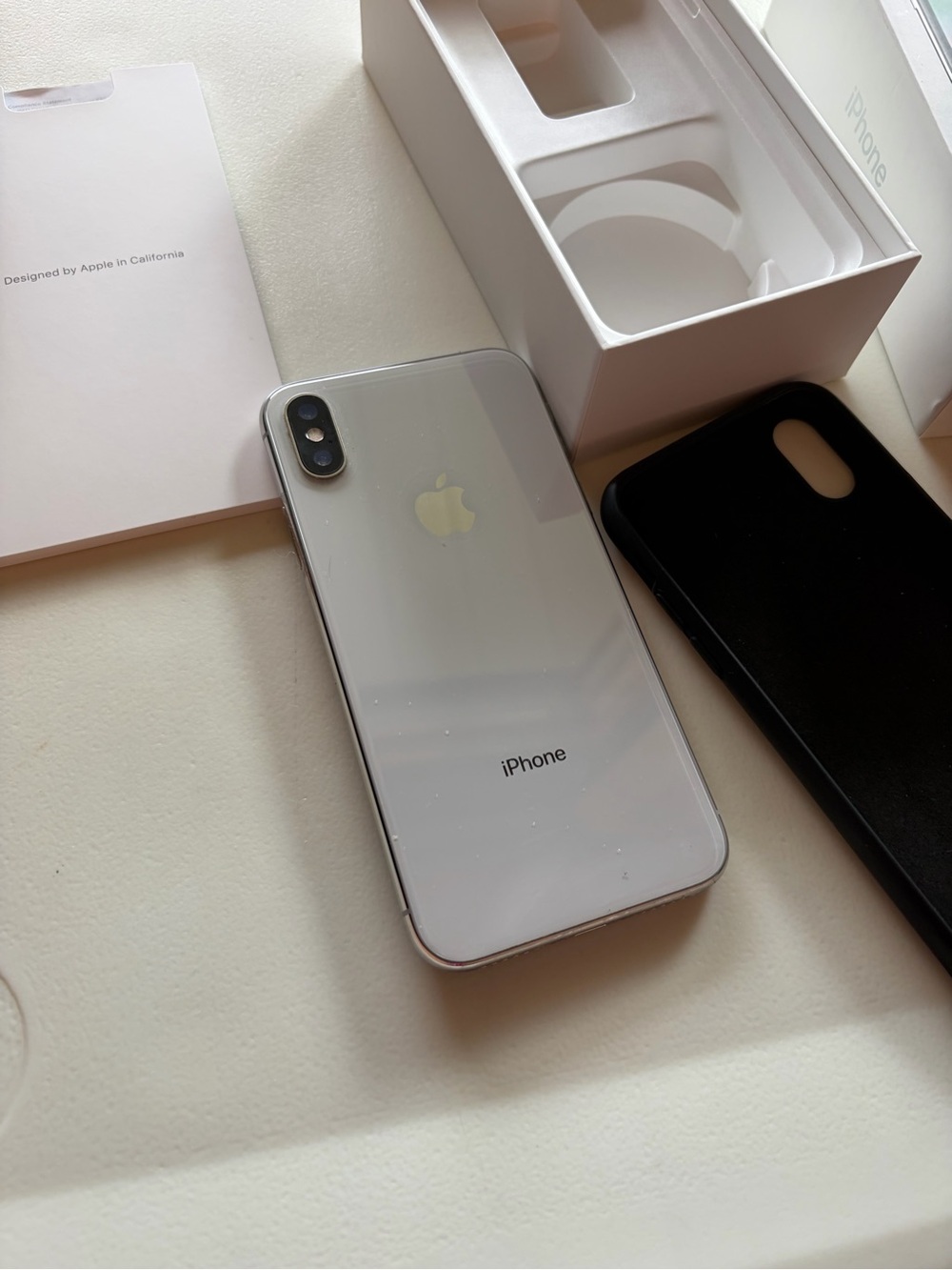 White Apple iPhone X 256 GBS with screen protector and case
